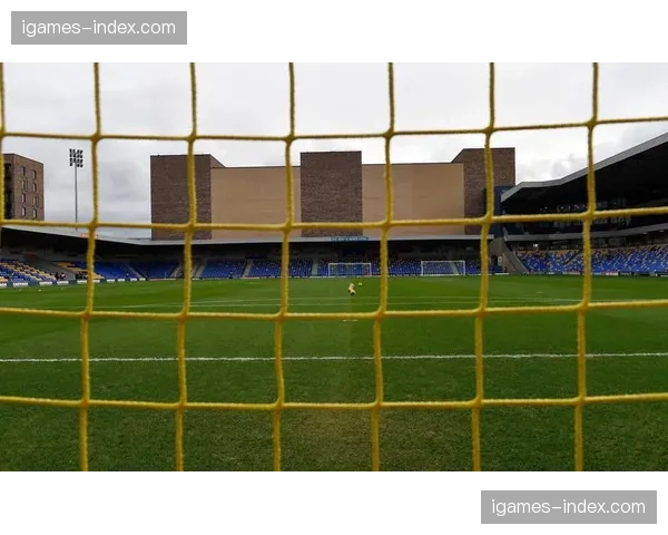 老特拉福德球场启动草皮更换工程，重点提升边路区域的平整与回弹性能。