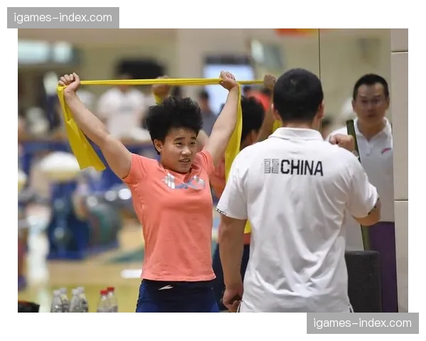 媒体日公开训练，佩雷亚展示其与新训练伙伴的精进缠斗技术